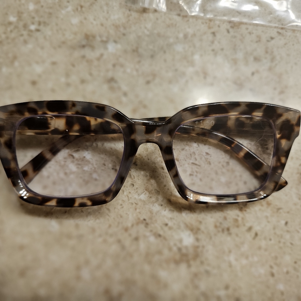 EUC Women’s Oversized Retro Tortoise Square +1.5 reading glasses